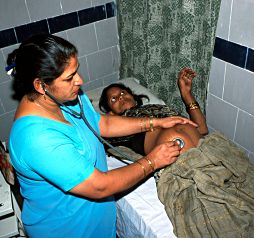 Untersuchung einer schwangeren Frau im Entbindungsheim Malipur, Delhi, Indien 