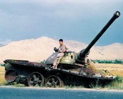 Ein Junge auf dem Wrack eines Panzers in Afghanistan 
